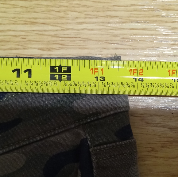 Gap camouflage jeans. EUC.  Worn twice. Size 26. - Picture 9 of 11